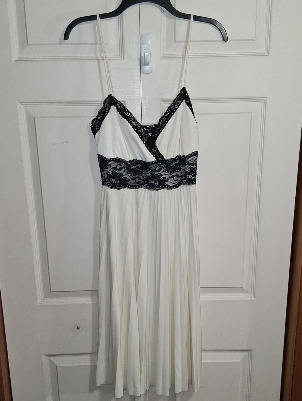 XOXO Midi Slip Dress - Black Lace Trim - Pleated Skirt - L - Vanilla - Stretchy